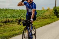 Andrea-Devicenzi-beve-un-sorso-dacqua-mentre-sta-pedalando