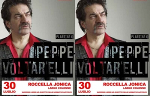 Peppe Voltarelli in scena con il suo “Planetario”.