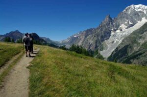 Rifugio Giorgio Bertone: Un’Oasi con Vista sul Monte Bianco.