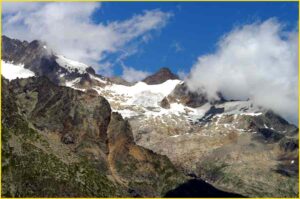 Rifugio Walter Bonatti: Un’Oasi Alpina nella Val Ferret.