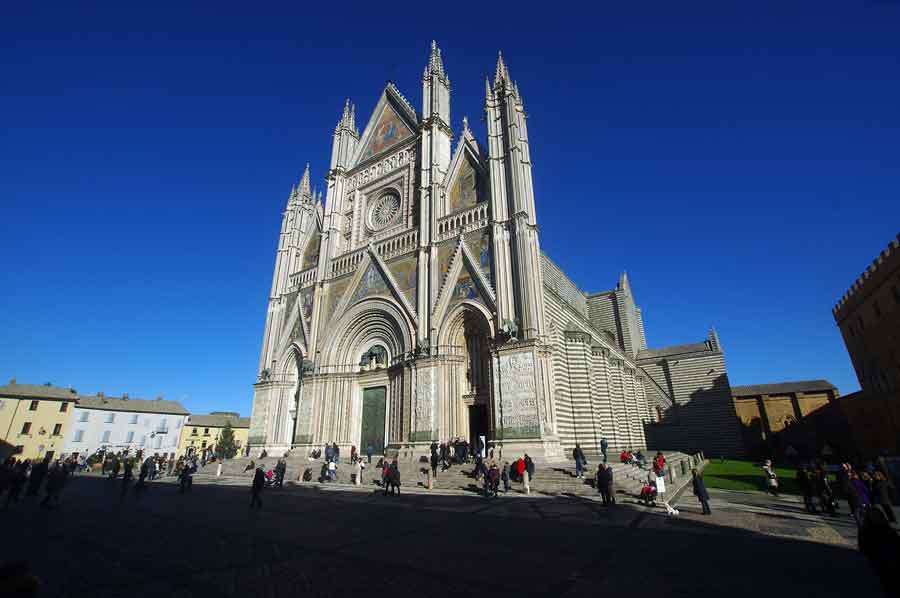 Scrivere di Dio: Omaggio a Tommaso d’Aquino nel Duomo di Orvieto.