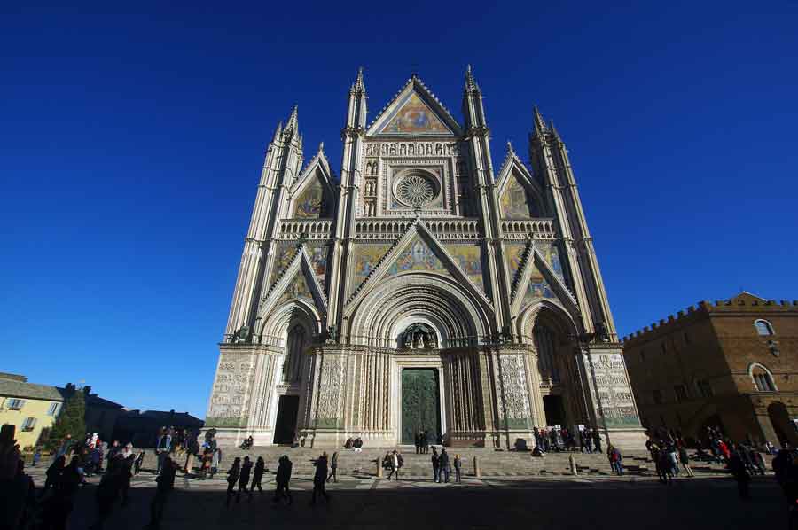 Scrivere di Dio: Omaggio a Tommaso d’Aquino nel Duomo di Orvieto.